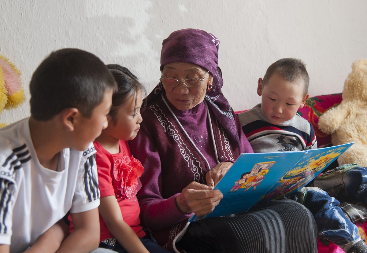 امرأة صينية مسنة تقرأ قصة للأطفال