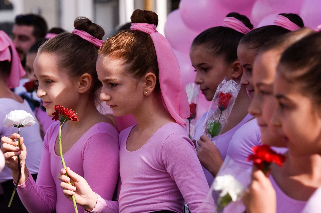 فتيات من كوسوفو خلال مسيرة للتوعية بسرطان الثدي