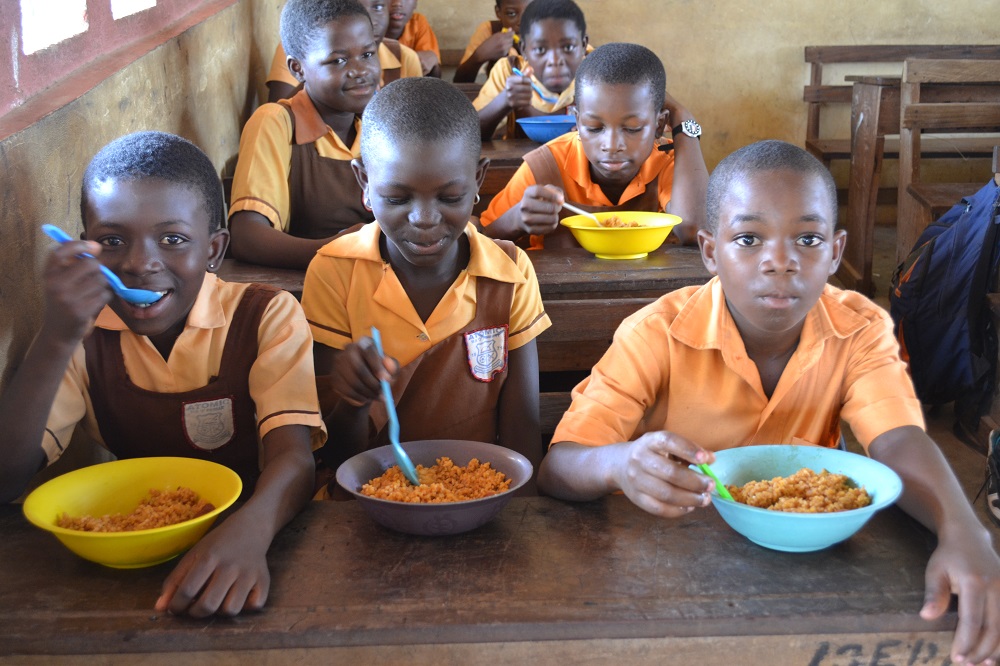 طلاب في إحدى مدارس غانا يتناولون وجبة في المدرسة
