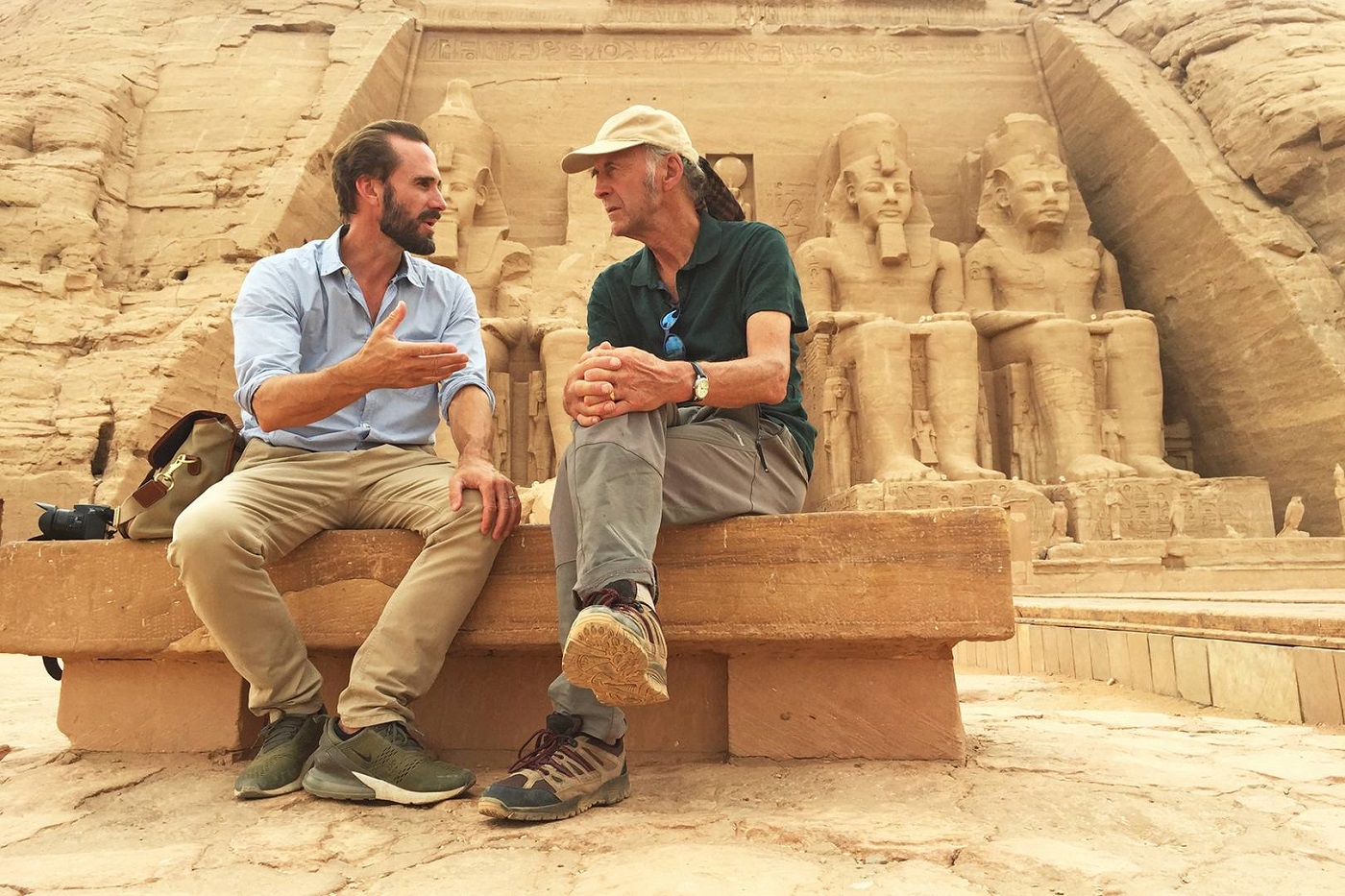 الممثل البريطاني جوزيف فاينز  وابنه عمه المستكشف رانولف فاينز في مصر