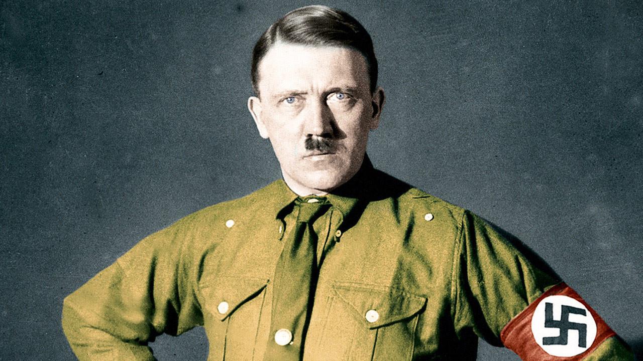 هتلر يتلقى هزيمة فنية في عقر داره
