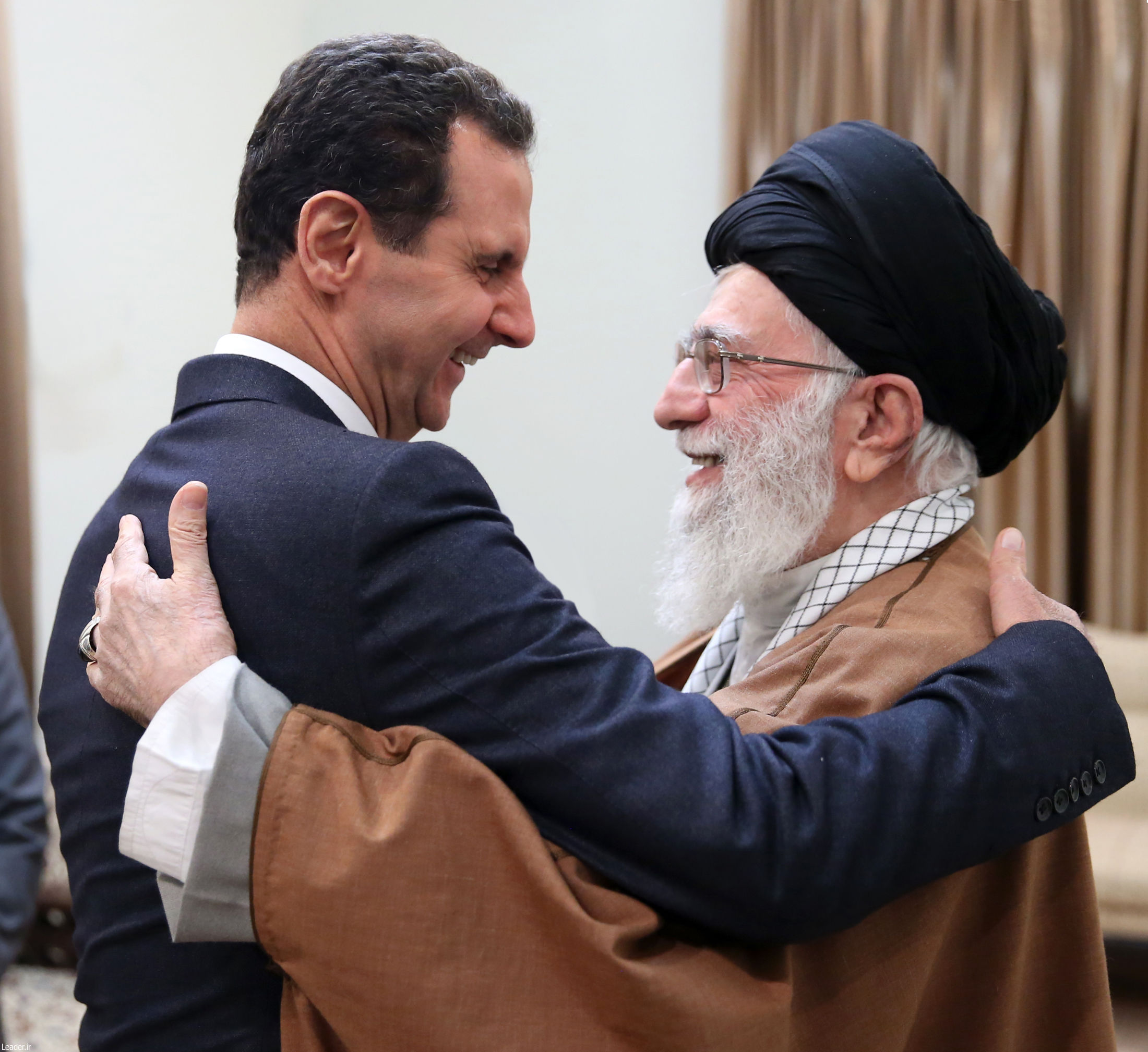 مرشد الثورة الإيرانية علي خامنئي يعانق الرئيس السوري بشار الأسد