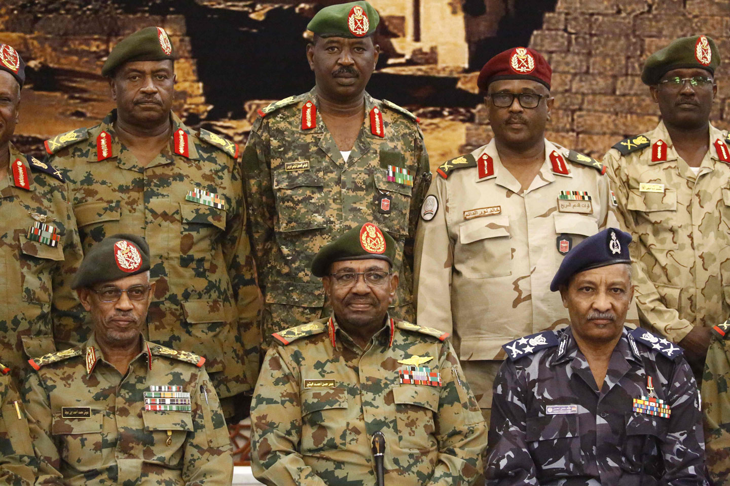 الرئيس السوداني عمر البشير مع قادة الجيش