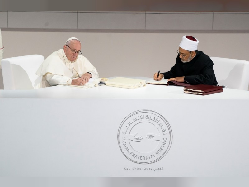 شيخ الأزهر أحمد الطيب والبابا فرنسيس يوقعان في أبوظبي على وثيقة الأخوة الإنسانية
