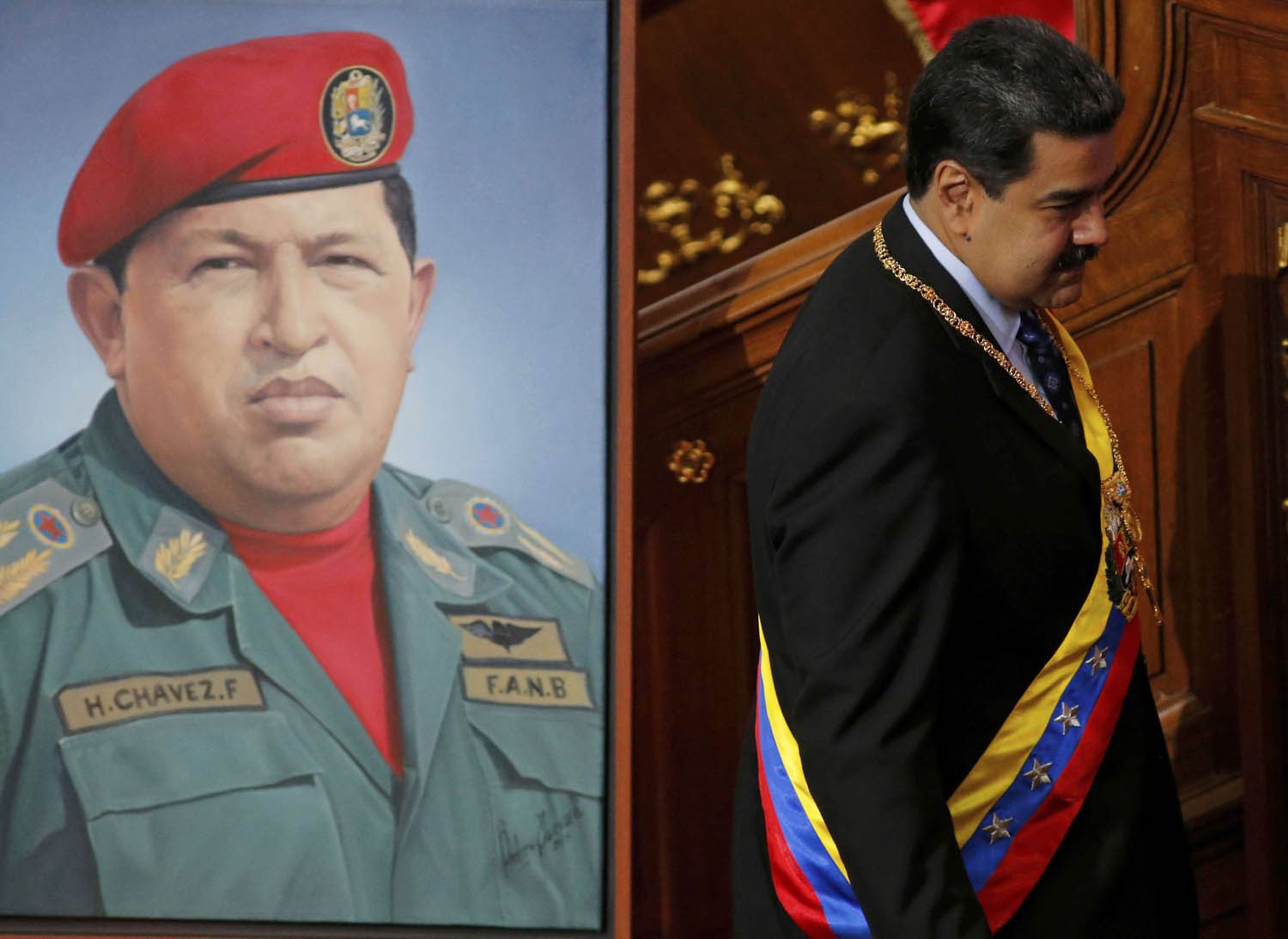 الرئيس الفنزويلي نيكولا مادورو يمر بجانب صورة للرئيس الراحل هوغو تشافيز