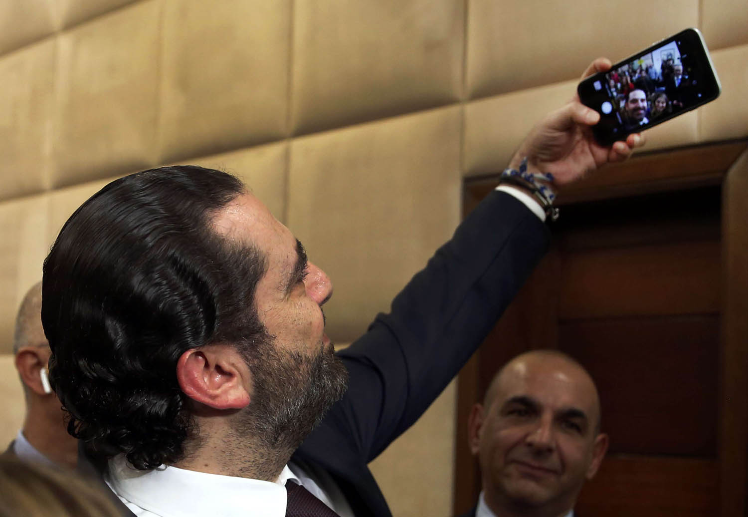 رئيس الوزراء اللبناني سعد الحريري يلتقط صورة سيلفي بعد الاعلان عن الحكومة