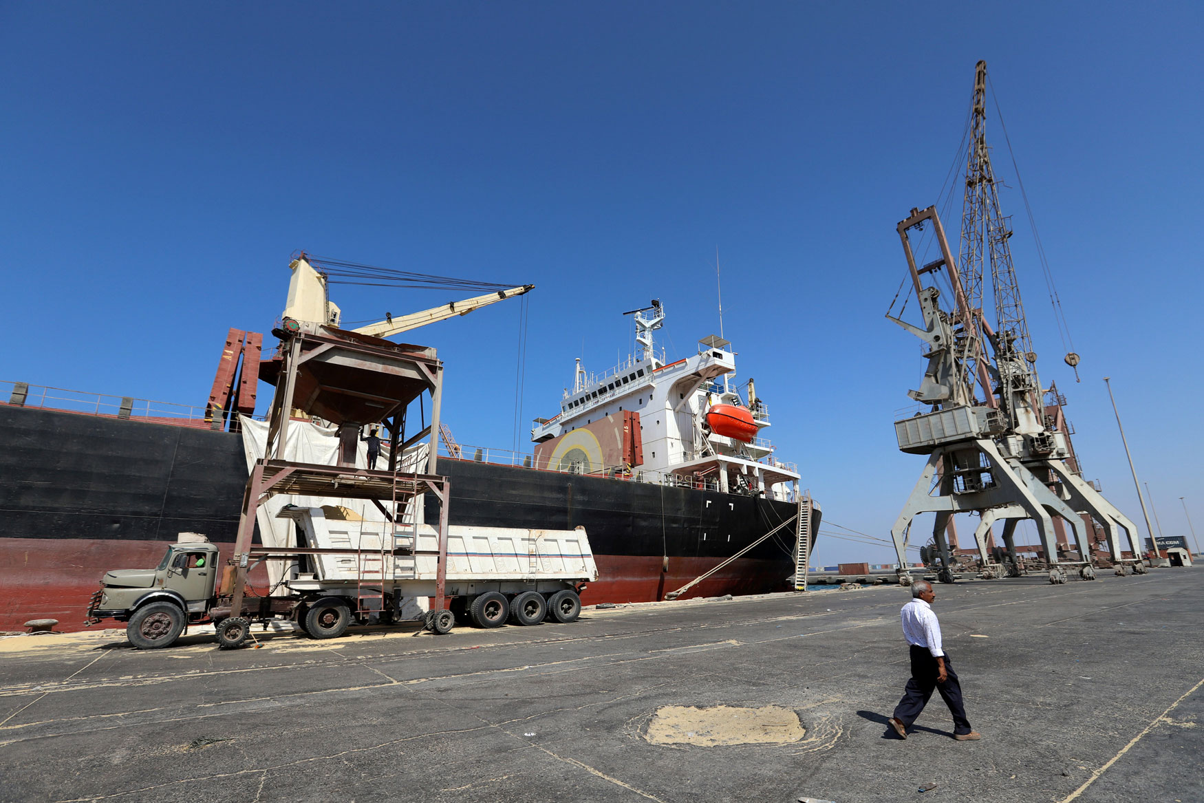 ميناء الحديدة يشكل أحد مفاتيح الأزمة اليمنية