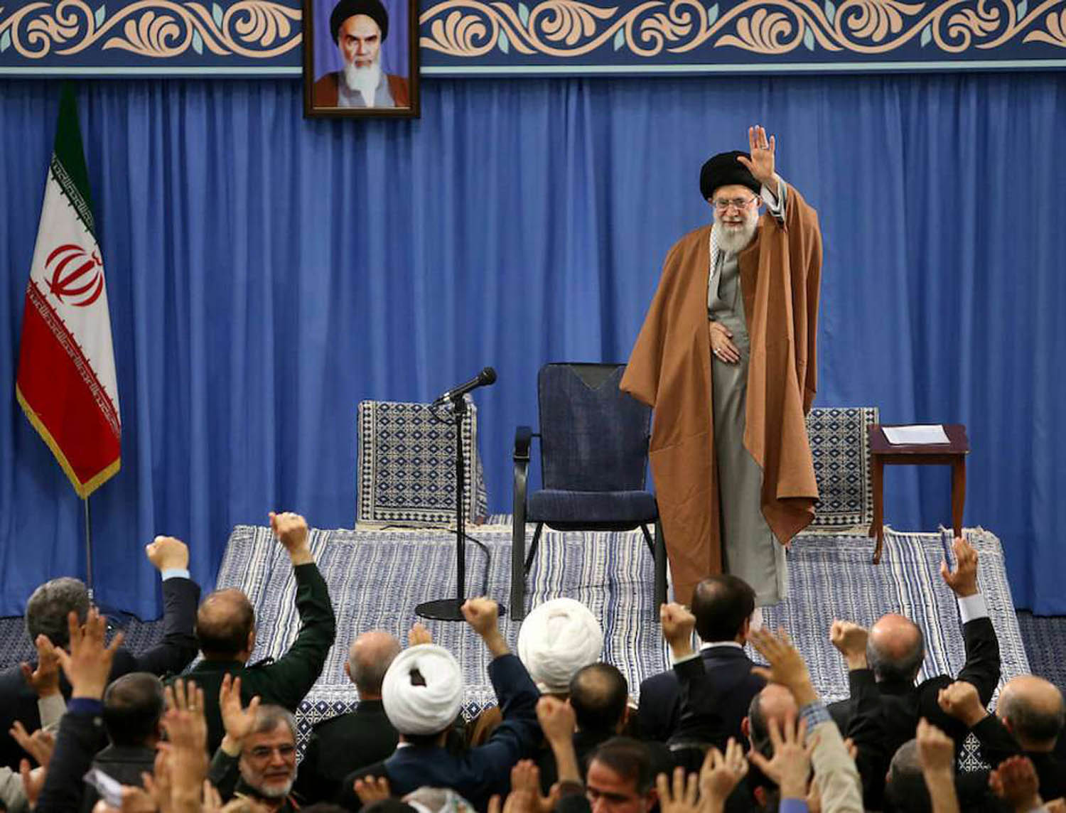 المرشد الأعلى علي خامنئي يلوح بيده لإيرانيين في ذكرى الثورة