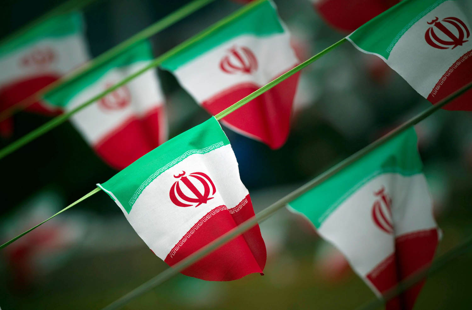 أعلام إيرانية في طهران بمناسبة ذكرى الثورة الإيرانية