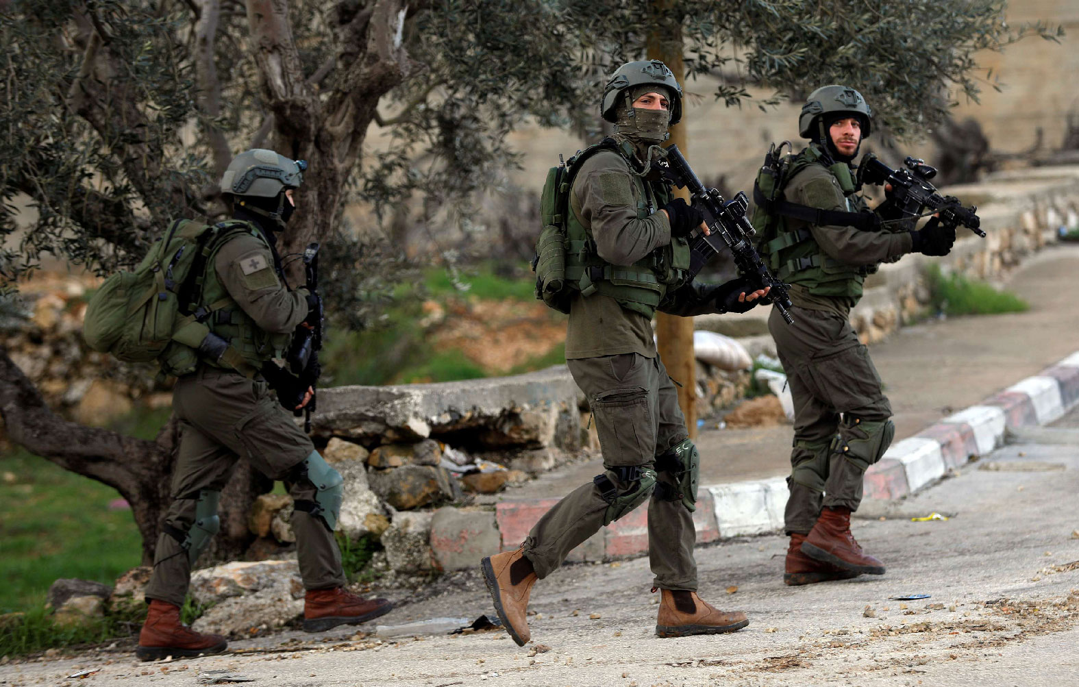  Israeli forces walk during a raid in Ramallah in the Israeli-occupied West Bank December 13, 2018.