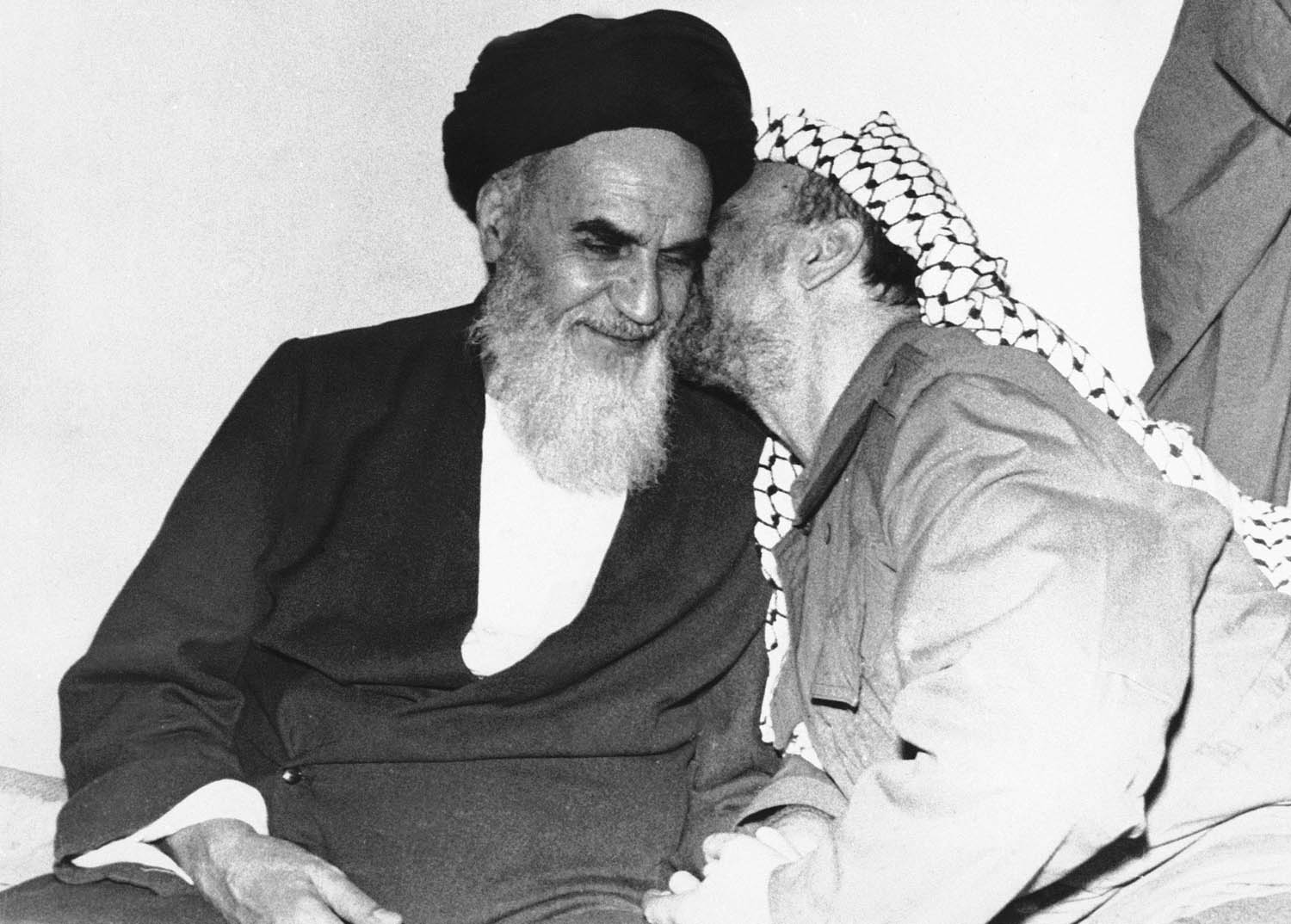 الزعيم الفلسطيني ياسر عرفات يقبل آية الله الخميني في مقره في طهران