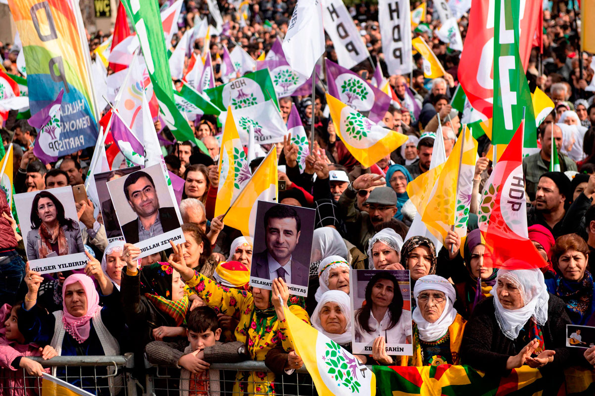 آلاف الأتراك يتظاهرون في اسطنبول دعما للسجناء المضربين عن الطعام