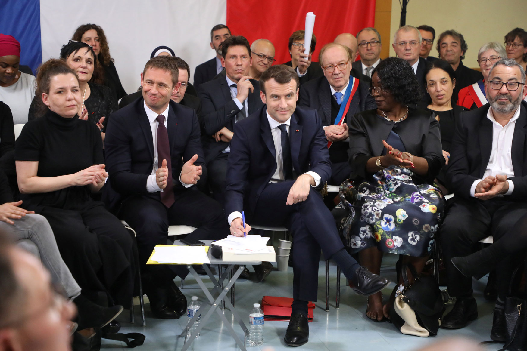 الرئيس الفرنسي امانويل ماكرون أطلق نقاشا وطنيا لاحتواء حراك السترات الصفراء