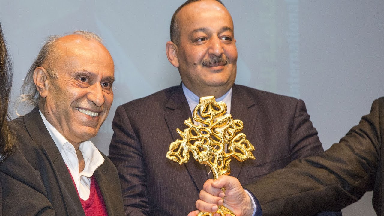 وديع سعادة اثناء تسلمه جائزة الأركانة العالمية للشعر 