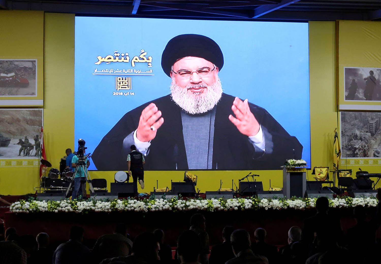 زعيم حزب الله حسن نصرالله يتحدث عبر شاشة عملاقة إلى محازبيه في بيروت