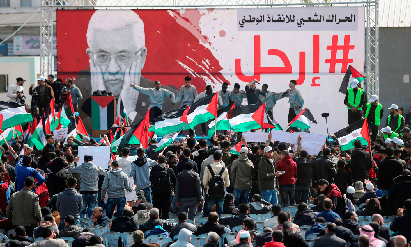 فلسطينيون يتظاهرون في غزة للمطالبة برحيل عباس