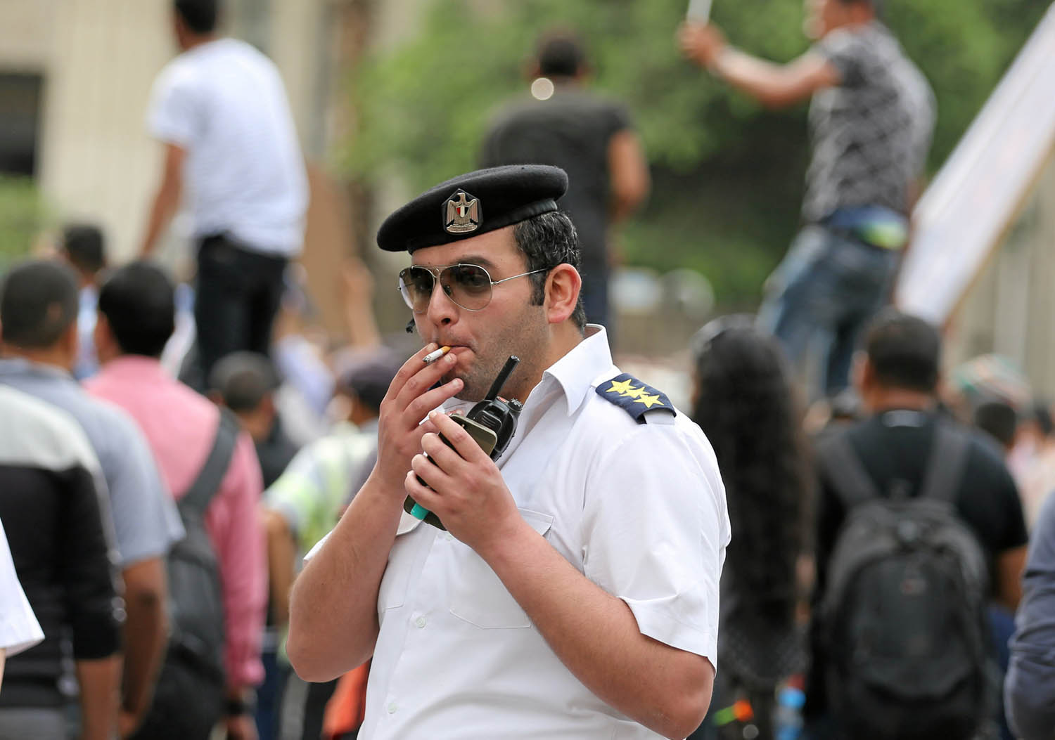 ضابط شرطة مصري ينظم السير وسط القاهرة