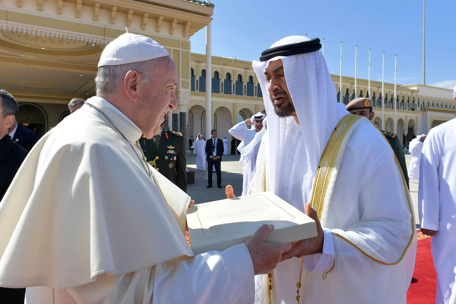 الحبر الأعظم البابا فرنسيس مع الشيخ محمد بن زايد آل نهيان ولي عهد أبوظبي