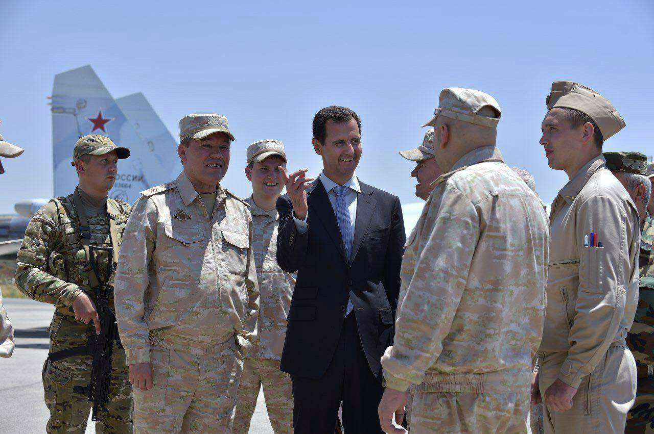 بشار الاسد مع قيادات عسكرية روسية