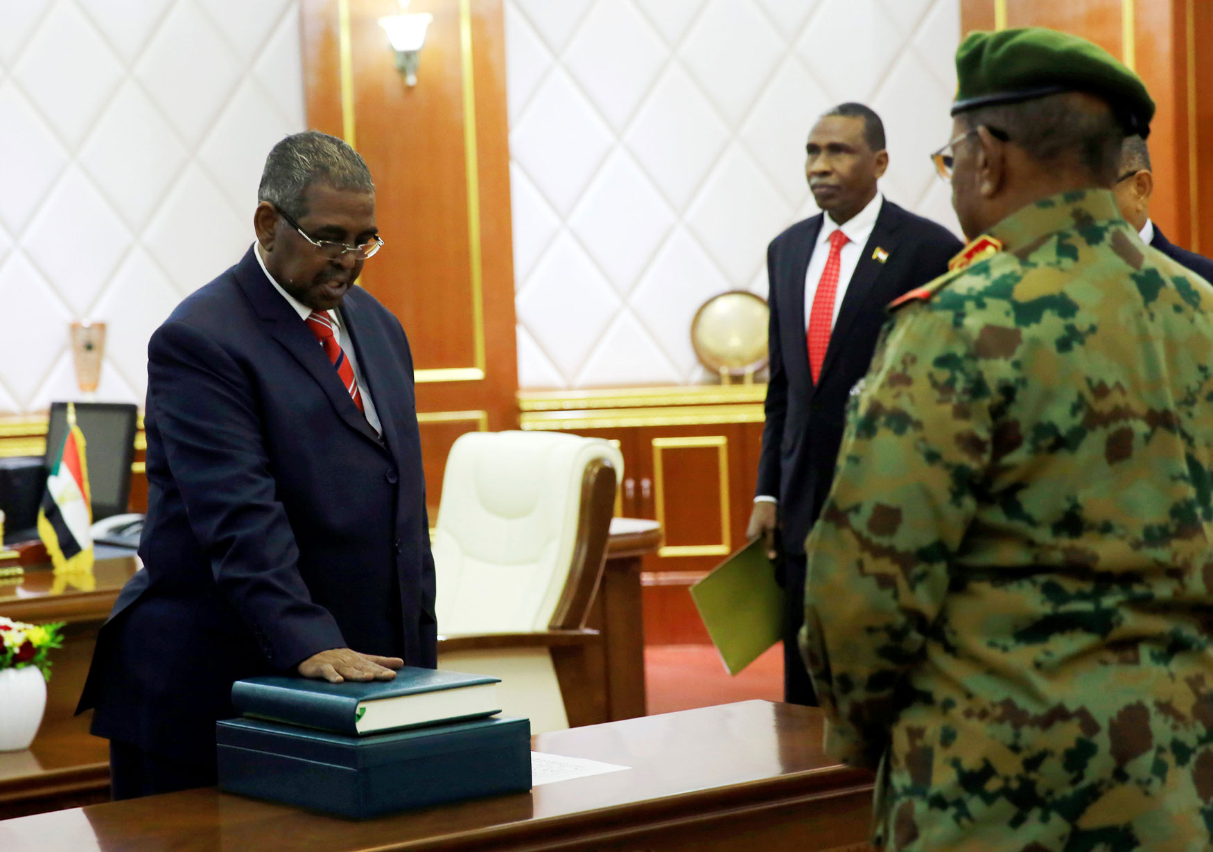 الرئيس السوداني عمر البشير خلال اداء رئيس الوزراء محمد طاهر أيلا، اليمين الدستورية