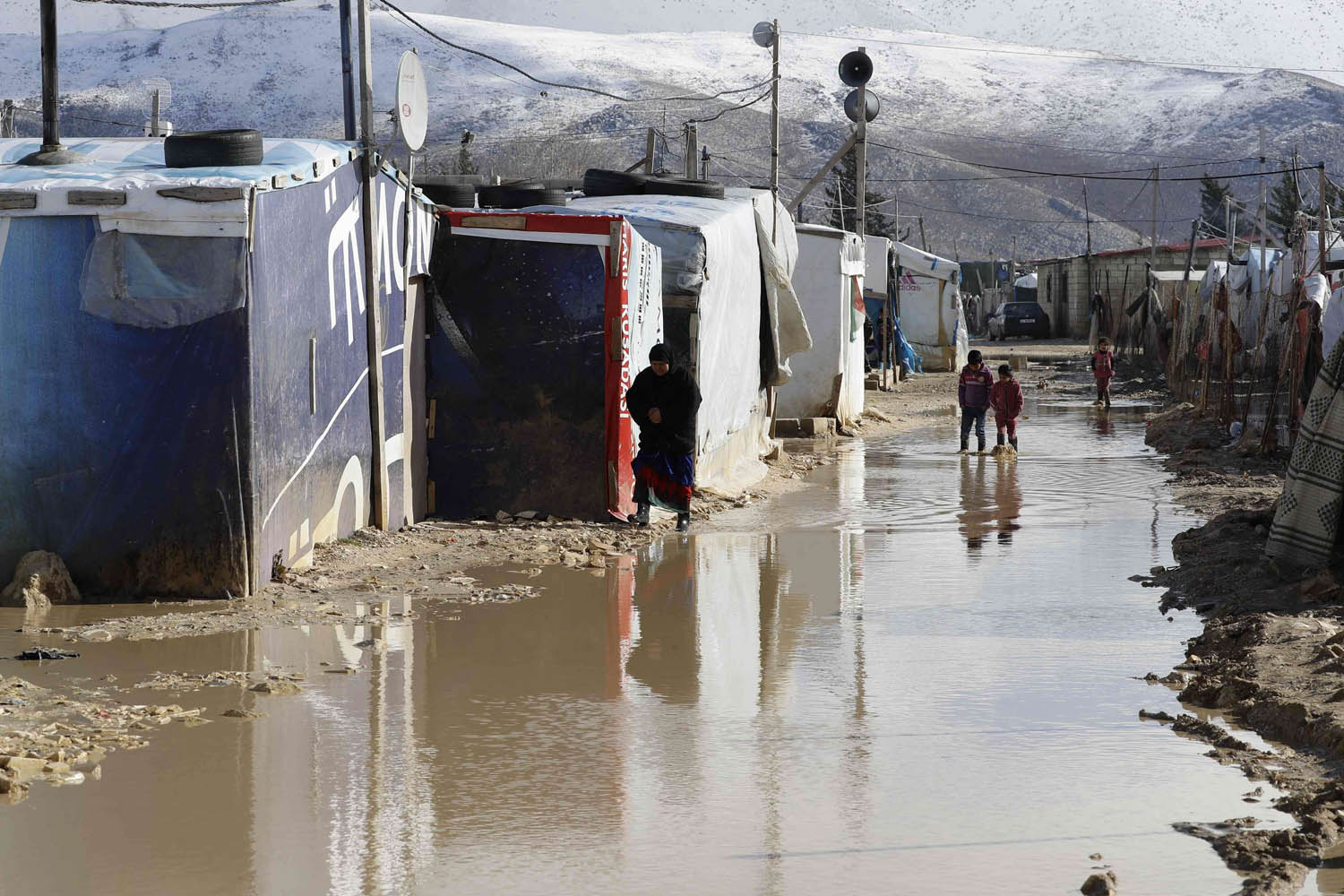 لاجئون سوريون في مخيم في البقاع