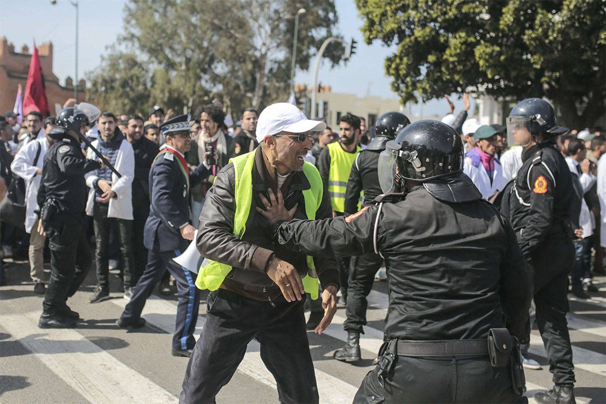 Police halting some of the teachers who decided to march on Rabat's royal palace 