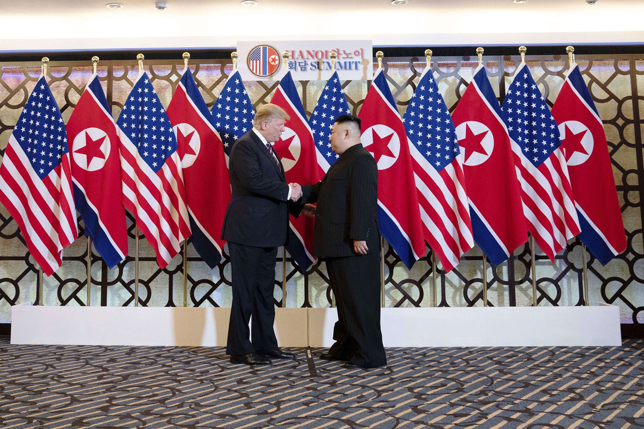 الرئيس الأميركي دونالد ترامب والزعيم الكوري الشمالي كيم جونغ أون في قمتهما الثانية بفيتنام