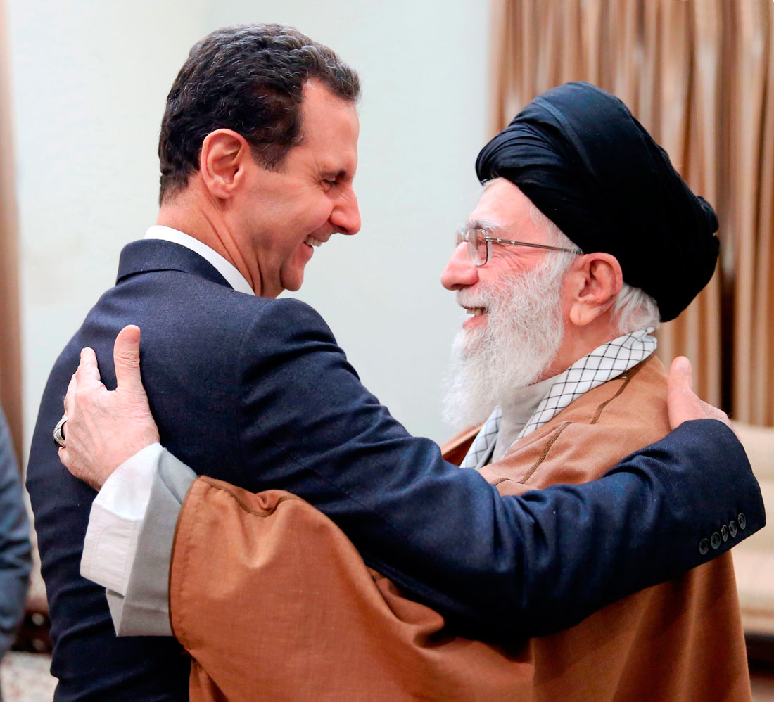 عناق بين المرشد الأعلى الإيراني علي خامنئي والرئيس السوري بشار الأسد