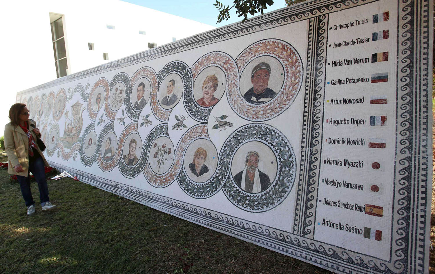 لوحة تذكارية لسياح أجانب قتلوا في الهجوم على متحف باردو في تونس