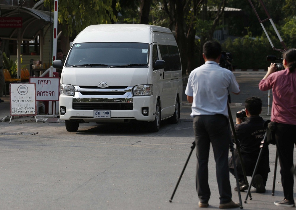 شاحنة صغيرة تغادر سجن تايلانديا يعتقد أنها تحمل اللاعب البحريني حكيم العريبي