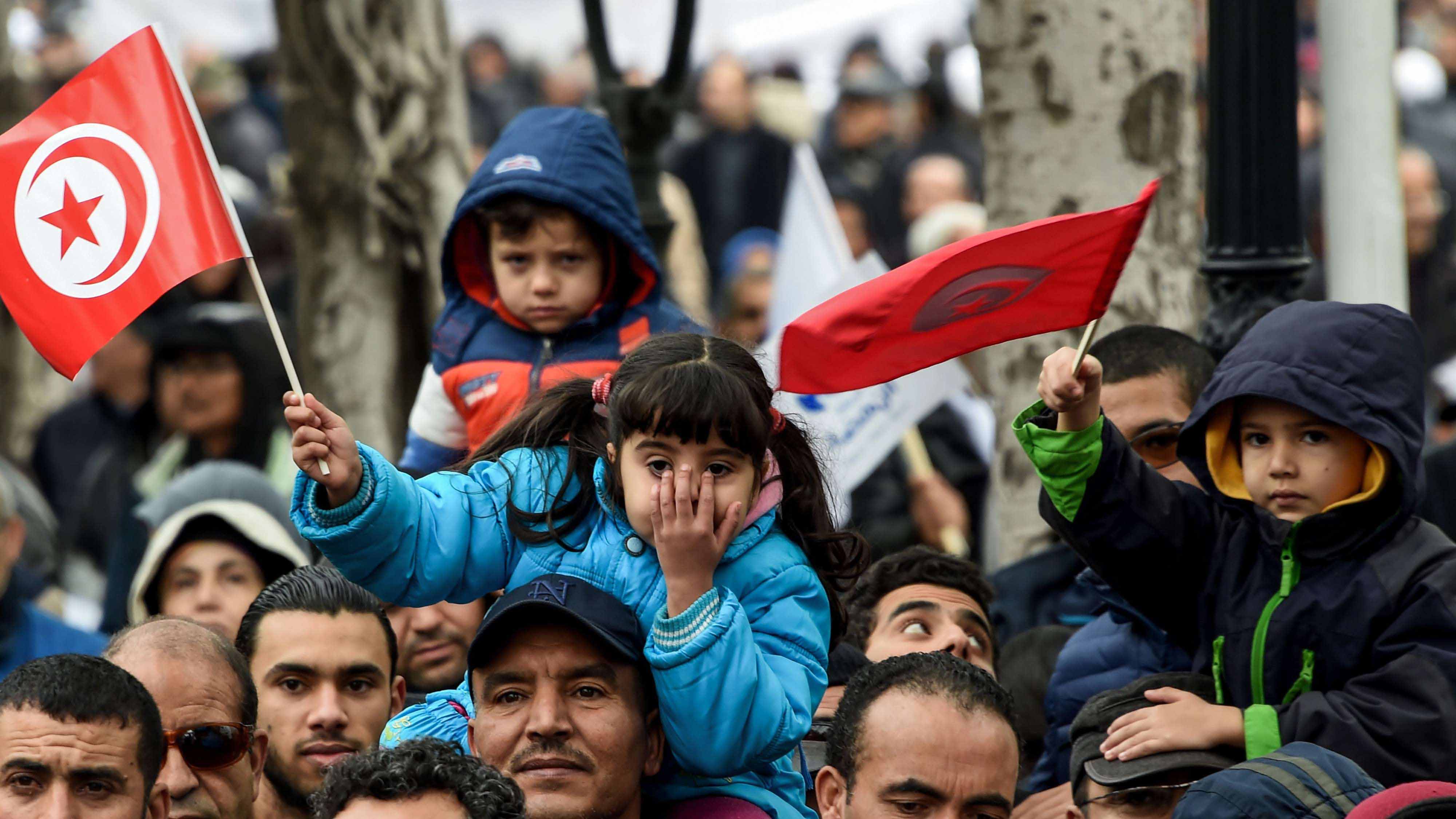 غضب الشارع في تونس يهدد المسؤولين في الحكومة