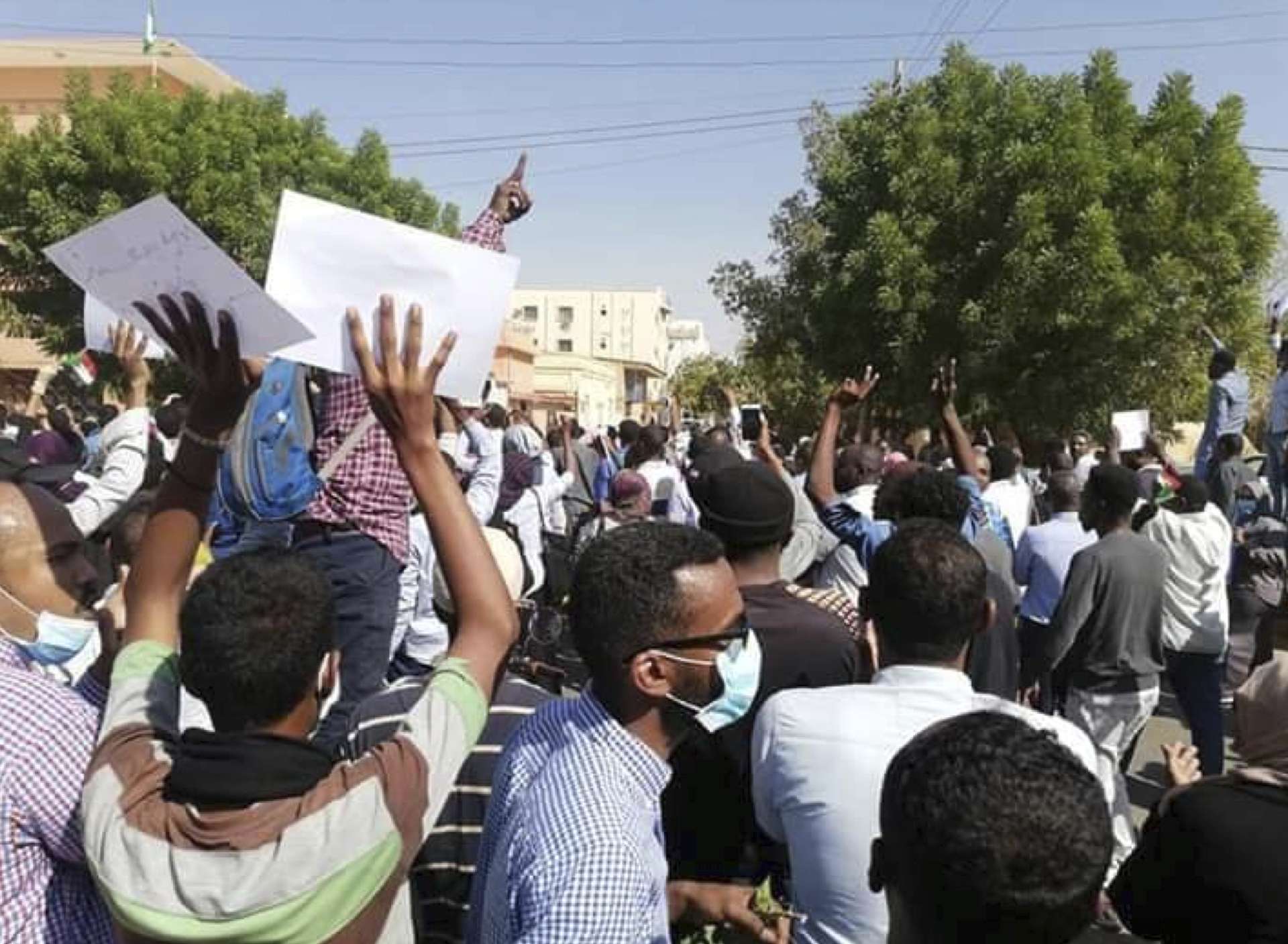 المحتجون ضد الرئيس السوداني عمر البشير