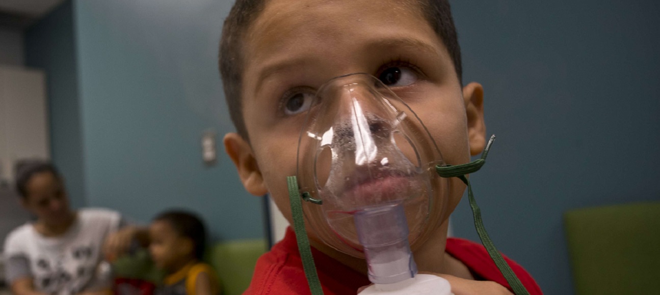 طفل مصاب بالربو يستعمل جهاز تنفس