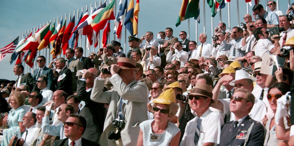 آلاف الناس الذين تجمعوا على شاطئ كوكوا للتفرج على عملية إطلاق الصاروخ نحو القمر عام 1969 والمناظير في أياديهم