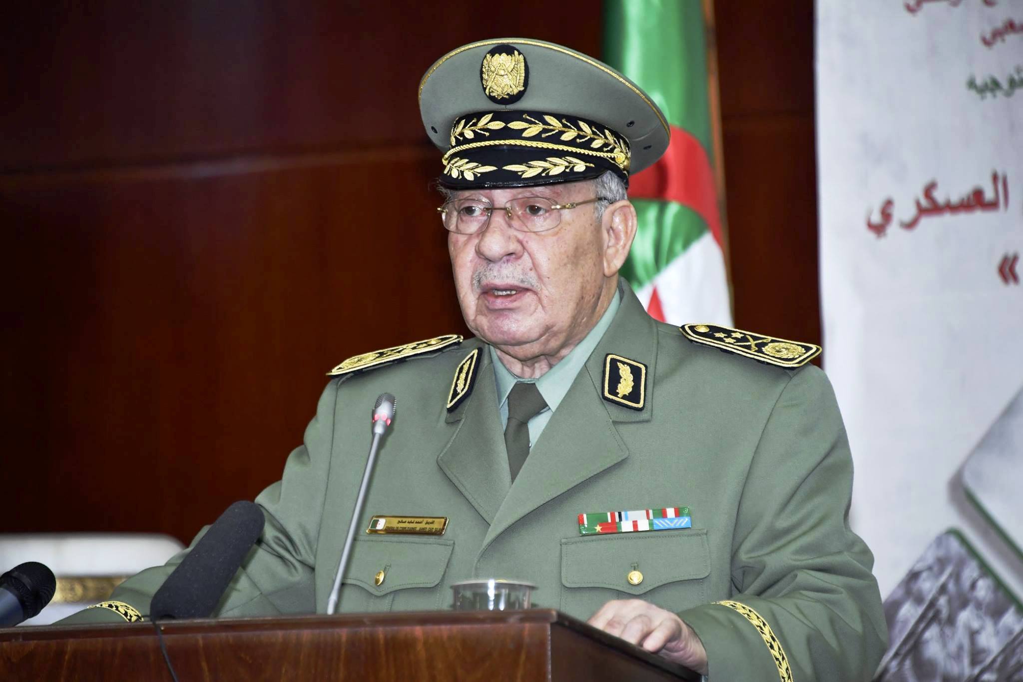 الفريق قايد صالح رئيس هيئة اركان الجيش الجزائري نائب وزير الدفاع