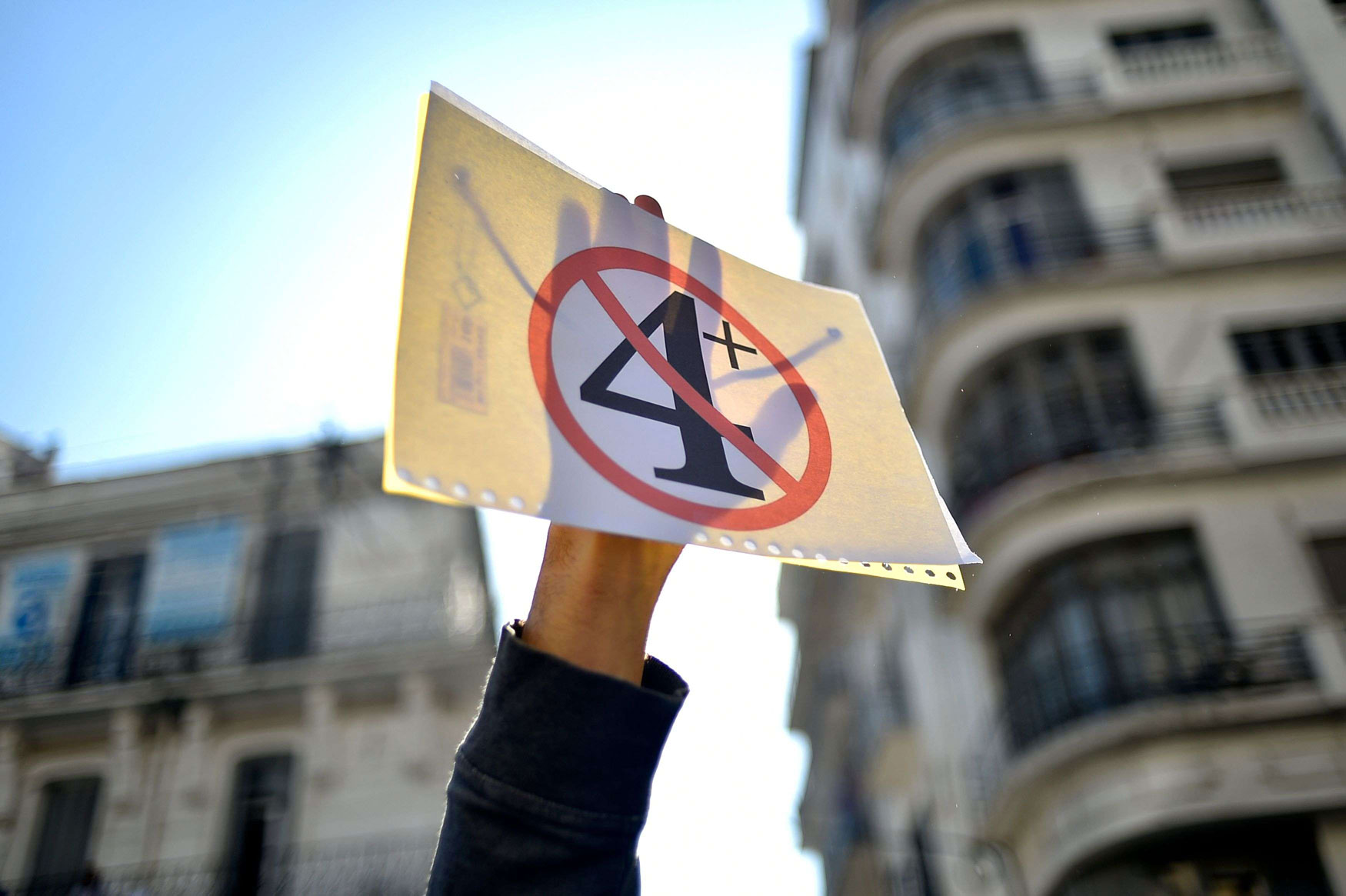 الجزائريون يرفضون تمديد الولاية الرباعة لبوتفليقة