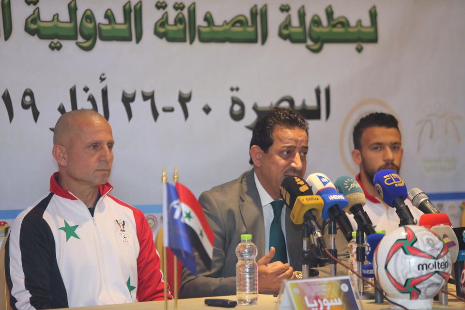 صورة من المؤتمر الصحفي للمدرب السوري فجر ابراهيم واللاعب محمد مرموق عن الصفحة الرسمية لمنتخب العراق