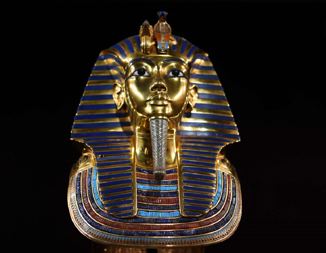 تمثال ذهبي للملك الفرعوني توت عنخ آمون