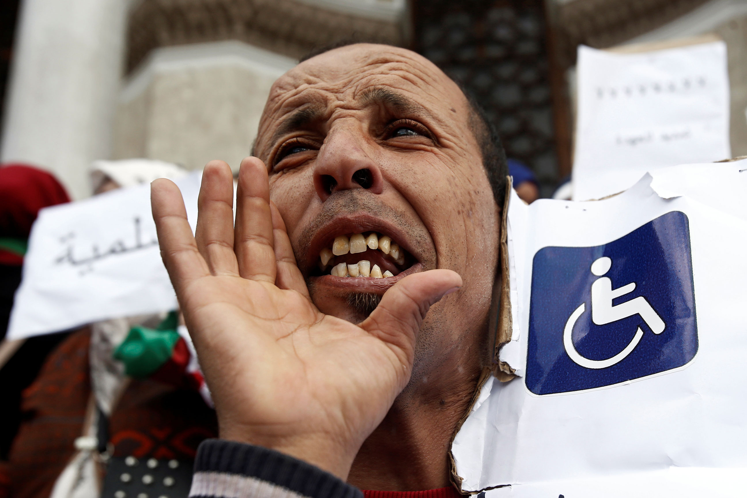 الجزائريون ينتفضون ضد تمديد الولاية الرابعة بعد اسقاطهم الولاية الخامسة لبوتفليقة