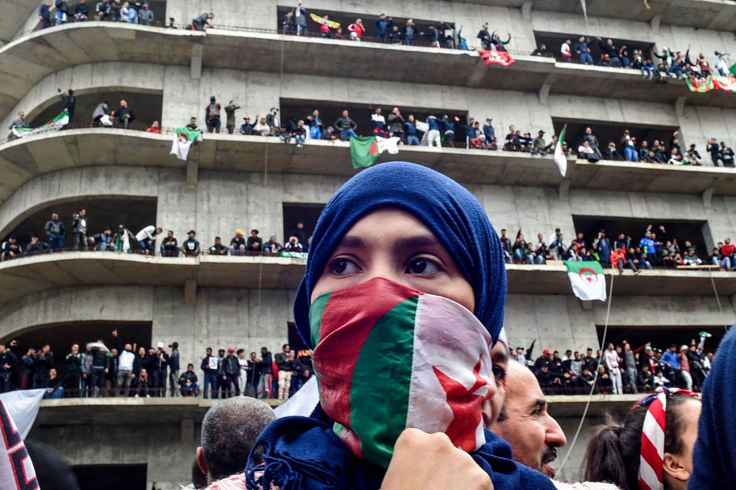 جزائرية وسط حشد من المحتجين ضد ترشيح بوتفليقة