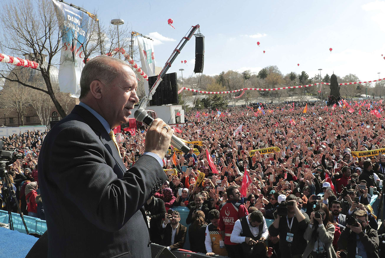 الرئيس التركي رجب طيب اردوغان يفاقم أزمة الليرة