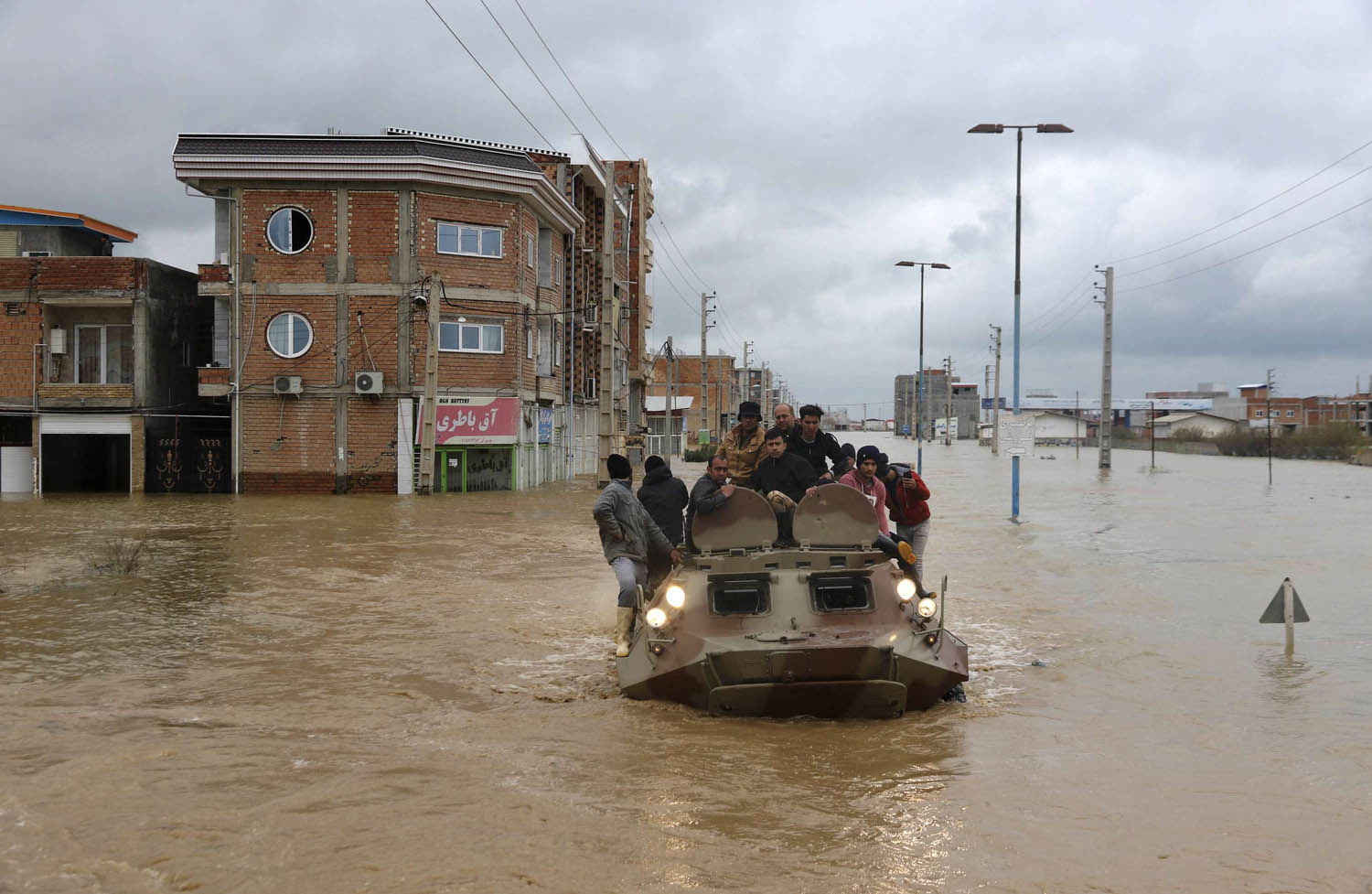مدرعة تنقل إيرانيين بعد فيضان في مقاطعة غولستان