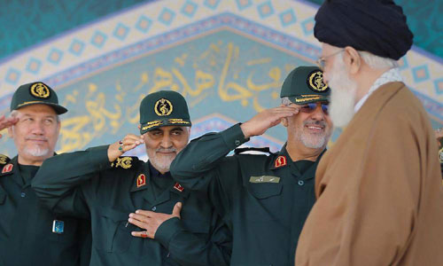 الجنرال قاسم سليماني ومرشد الثورة الإيرانية علي خامنئي 