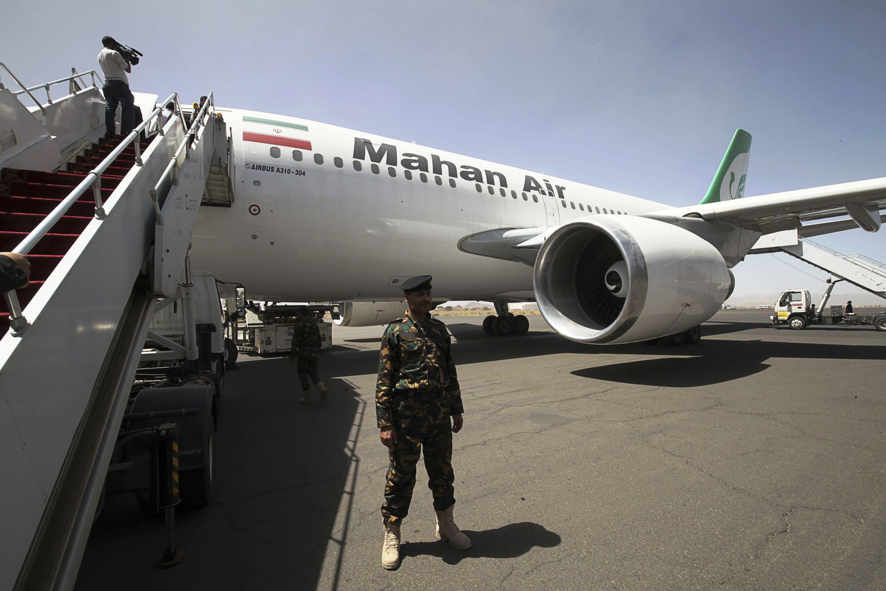طائرة ماهان اير في مطار صنعاء