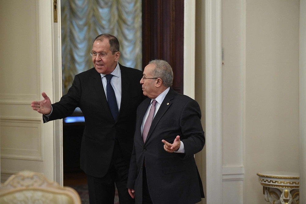 وزير الخارجية الروسي سيرجي لافروف ونائب رئيس الوزراء الجزائري رمطان لعمامرة