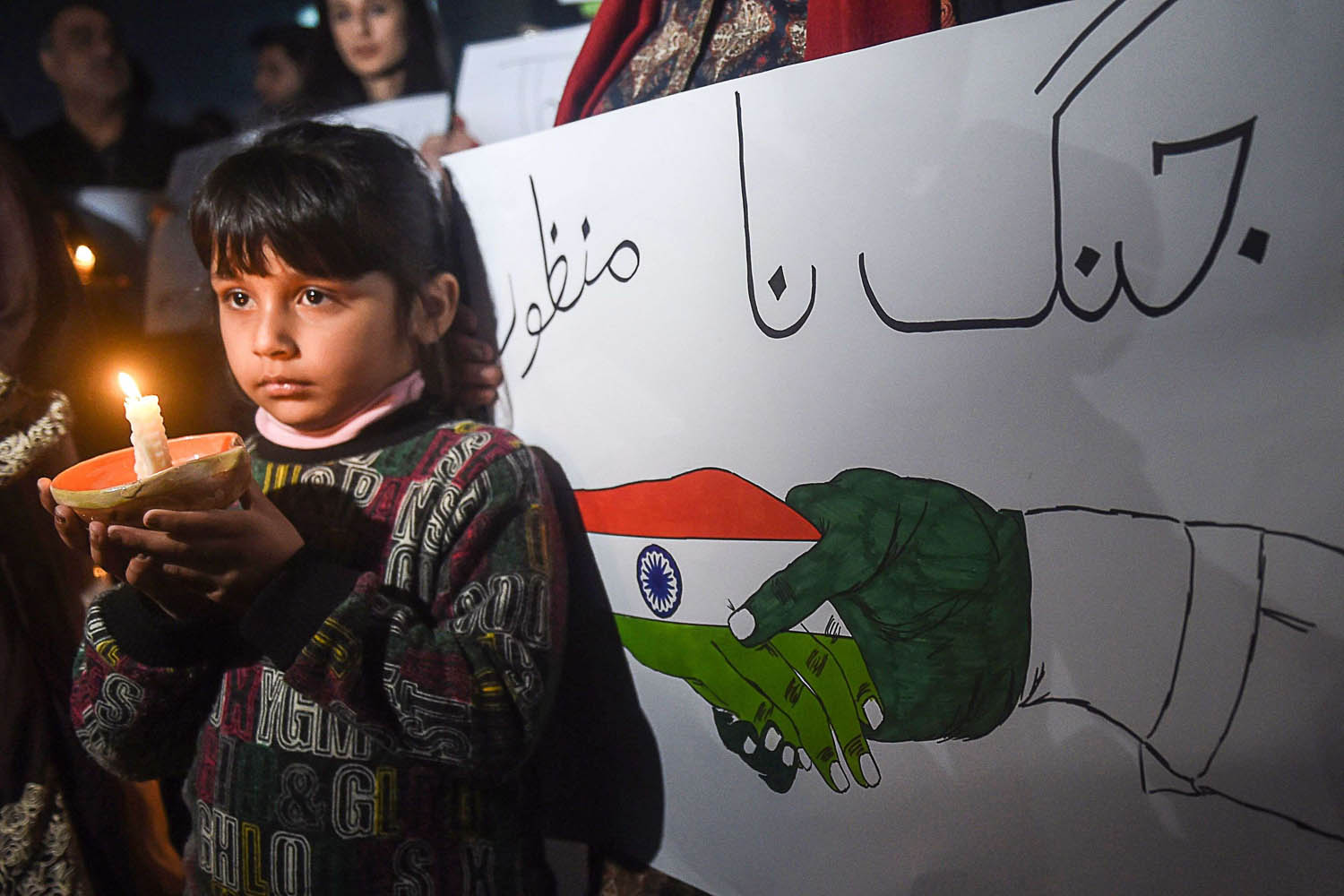 طفلة باكستانية تشارك في تظاهرة في لاهور ضد الحرب بين الهند وباكستان