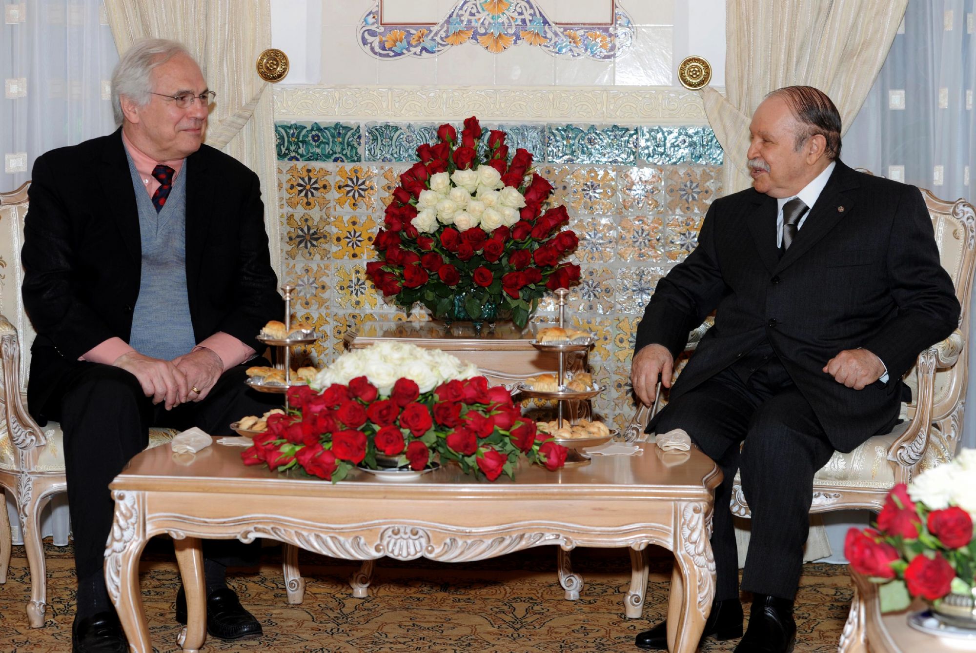 الرئيس الجزائري عبدالعزيز بوتفليقة في لقاء سابق مع المبعوث الأممي السابق للصحراء المغربية كرستوفر روس