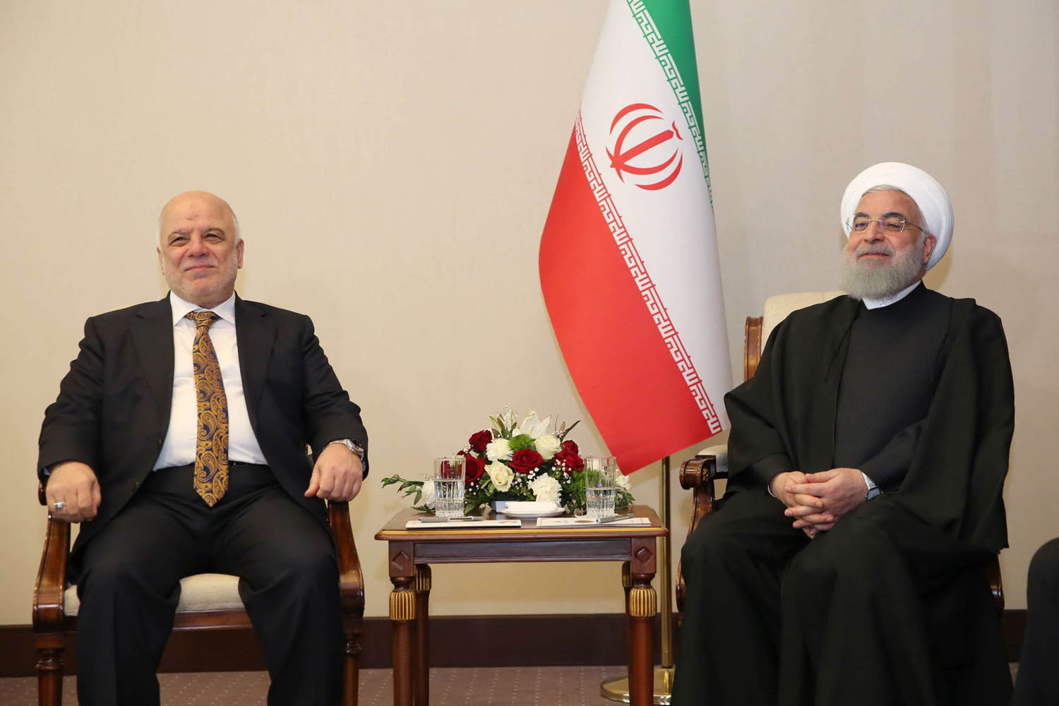 رئيس الوزراء العراقي السابق حيدر العبادي يزور الرئيس الإيراني حسن روحاني في مقر اقامته في بغداد
