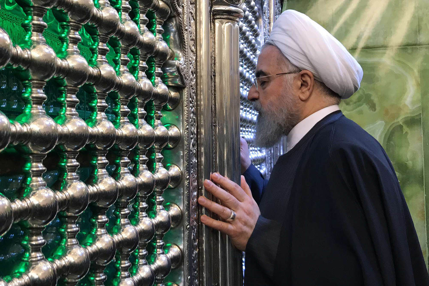 الرئيس الإيراني حسن روحاني يزور ضريح الإمام الكاظم في بغداد