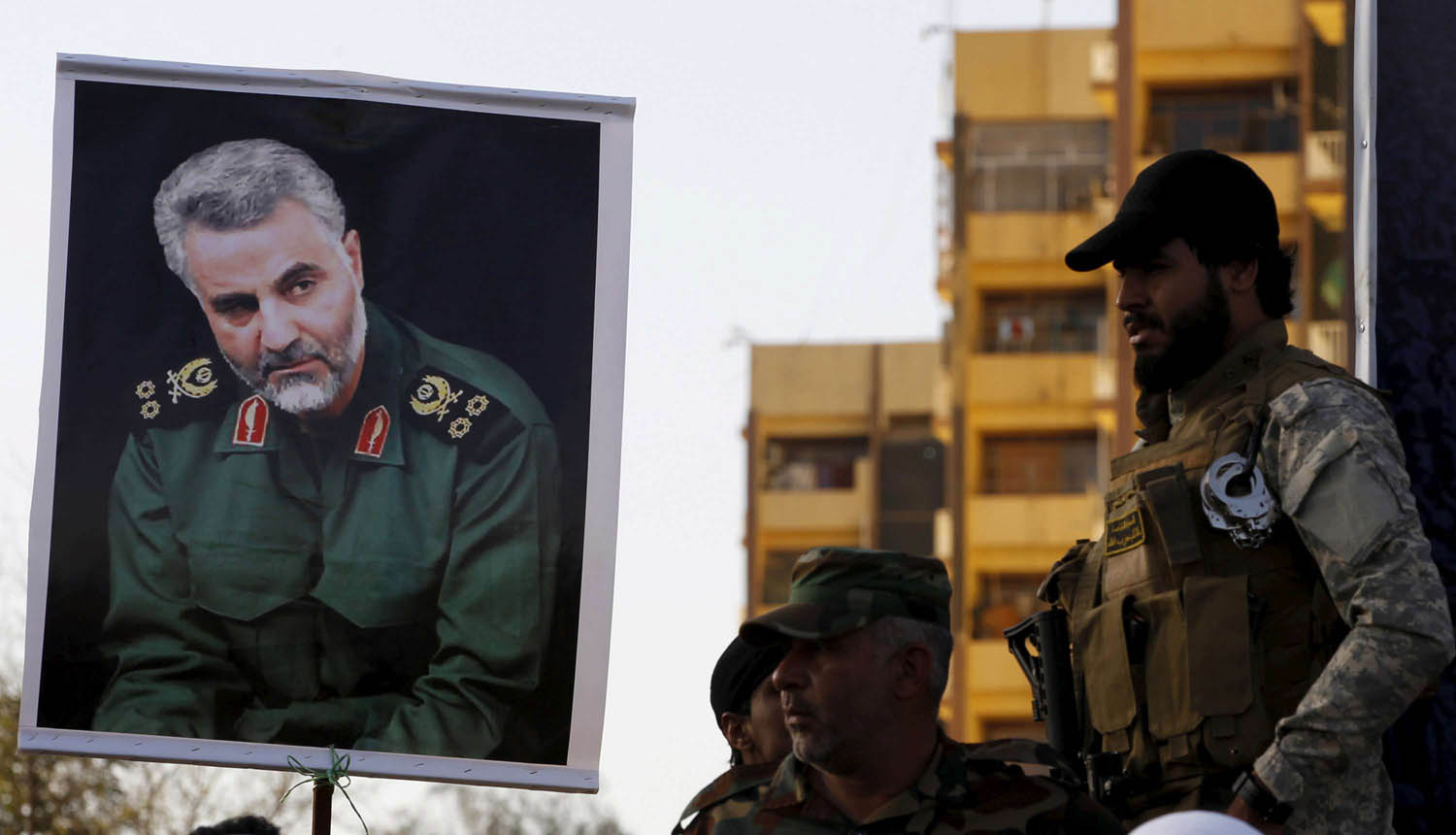 ميليشيا عراقية ترفع صورة قائد فيلق القدس الإيراني قاسم سليماني